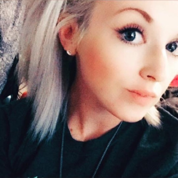 Meet your Posher, Erica - Picture 2 of 3